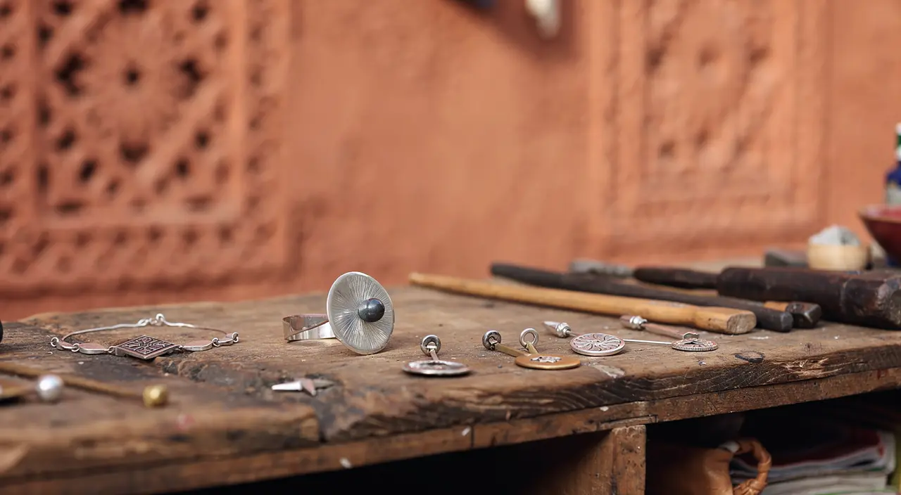Bijoux berbères à Marrakech : boucles d'oreilles et style authentique Bijoux berbères en argent exposés dans un atelier d