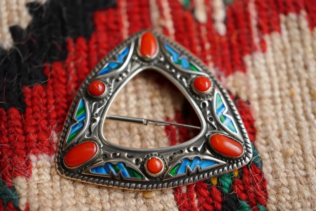 La fibule kabyle : bijou berbère en argent et symbole culturel Fibule kabyle en argent avec corail et émaux